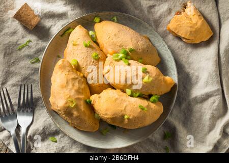 Hausgemachtes, Kitschiges Rindfleisch Cassava Empanadas bereit zum Essen Stockfoto