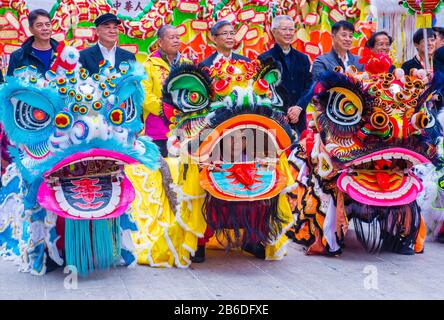 Tänzer warten auf eine Vorstellung während der Macau Stockfoto