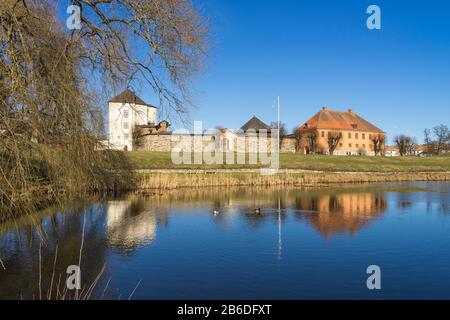 Nykoping, Sodermanland/Schweden - 03 06 2020: Schloss Nykopings an einem schönen sonnigen Frühlingstag mit blauem Himmel Stockfoto