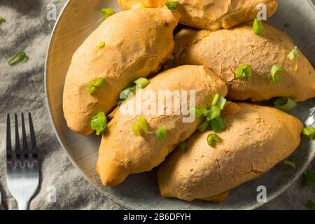 Hausgemachtes, Kitschiges Rindfleisch Cassava Empanadas bereit zum Essen Stockfoto