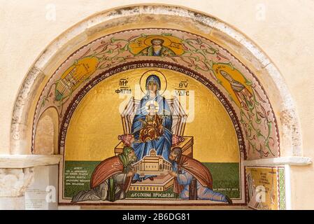 Griechisch-orthodoxes Mosaik der Jungfrau Maria im Kloster der Himmelfahrt der Jungfrau in Hydra, Griechenland. Stockfoto