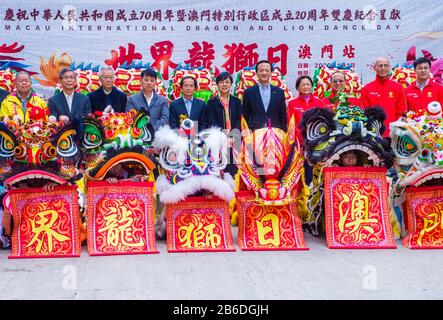 Tänzer warten auf eine Vorstellung während der Macau Stockfoto