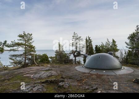 Oxelosund, Sodermanland/Schweden - 03 06 2020: Femörefortet war Canons am Berg Stockfoto