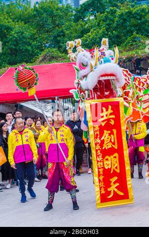 Tänzer warten auf eine Vorstellung während der Macau Stockfoto