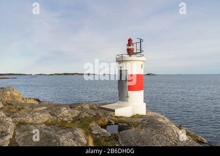 Oxelosund, Sodermanland/Schweden - 03 06 2020: Leuchtturm Femörefortet bei Sonnenuntergang im Winter Stockfoto