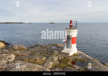 Oxelosund, Sodermanland/Schweden - 03 06 2020: Leuchtturm Femörefortet bei Sonnenuntergang im Winter Stockfoto