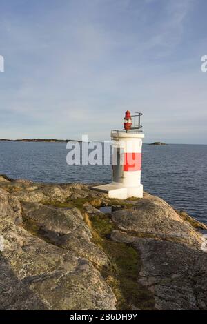 Oxelosund, Sodermanland/Schweden - 03 06 2020: Leuchtturm Femörefortet bei Sonnenuntergang im Winter Stockfoto