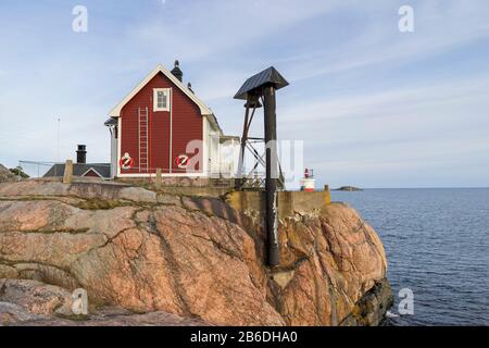 Oxelosund, Sodermanland/Schweden - 03 06 2020: Femörefortet Fyrvaktarbostad bei Winteruntergang Stockfoto