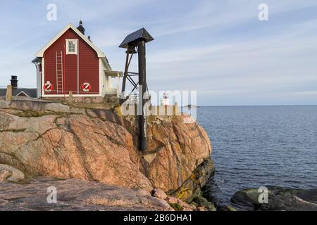 Oxelosund, Sodermanland/Schweden - 03 06 2020: Femörefortet Fyrvaktarbostad bei Winteruntergang Stockfoto