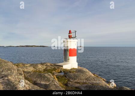 Oxelosund, Sodermanland/Schweden - 03 06 2020: Leuchtturm Femörefortet bei Sonnenuntergang im Winter Stockfoto