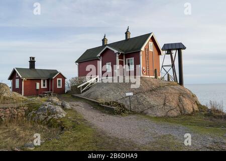 Oxelosund, Sodermanland/Schweden - 03 06 2020: Femörefortet Fyrvaktarbostad bei Winteruntergang Stockfoto