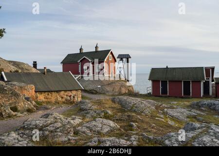 Oxelosund, Sodermanland/Schweden - 03 06 2020: Femörefortet Fyrvaktarbostad bei Winteruntergang Stockfoto