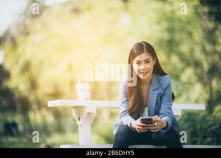 Geschäftsleute nutzen Smartphones, um Geschäftstransaktionen durchzuführen Stockfoto