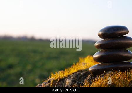 Steine balancieren am Strand mit Kopierraum für Text. Balancieren Sie Steine mit dem Foto "Raum kopieren". Stockfoto