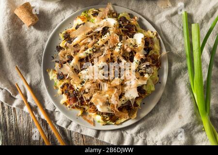 Hausgemachte Japaense Okonomiyaki Kohl-Pancake mit Mayo und Bonito Stockfoto