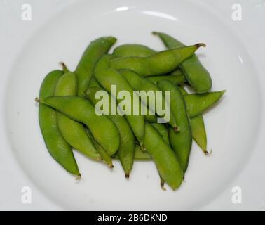 Edamame eine unreife Sojabohnen in der Hülse auf einem Tisch Stockfoto