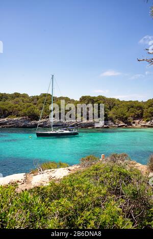 Ein Yatch in Cala Macarelleta auf der Insel Menorca, mittelmeer, Spanien Stockfoto