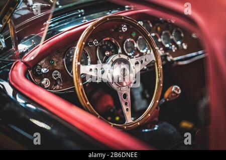 Lenkrad und Armaturenbrett eines Oldtimers aus dem Jahr 1960 Stockfoto