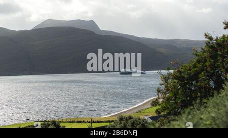 Im Sommer mit der Fähre in die Bucht, ullapool scotland Stockfoto