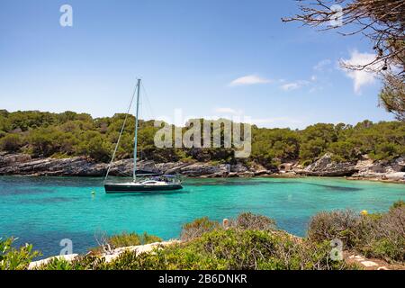 Ein Yatch in Cala Macarelleta auf der Insel Menorca, mittelmeer, Spanien Stockfoto