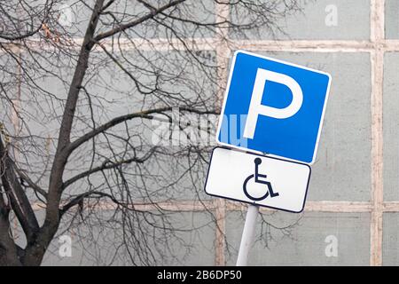 Behindertengerechter Parkplatz in Wohngegend Stockfoto