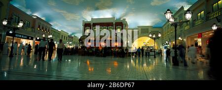 Menschen in einem Einkaufszentrum, Villaggio Shopping Mall, Doha, Ad Dawhah, Katar Stockfoto