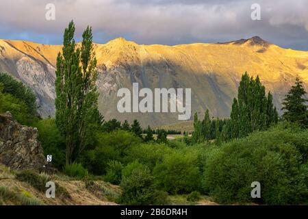 Alpenglow über der Bergkuppe bei Sonnenuntergang in Esquel, Patagonien, Argentinien Stockfoto