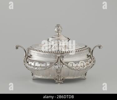 Liner aus einem kleinen (B und C) ovalen tureen Louis XVI Stil Binnenbak van een klein (B en C) ovale Terrine in Lodewijk XVI-stijl. Hersteller : Zilversmid: Philippus PrieePlaats Herstellung: Middelburg dating: 73Er Physikalische Kenmerken: Zilver Material: Zilver Abmessungen: H 9cm. × b 17 cm. × d 14 cm. × g 359 Stockfoto