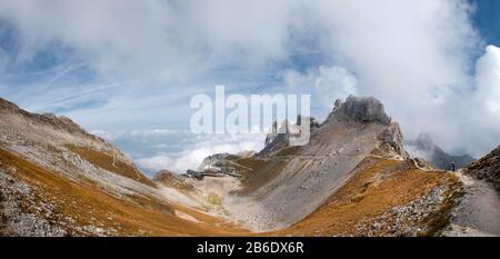 Seilbahnstation auf einem Berg, Bahnhof Karwendelbahn, Karwendelgebirge, Mittenwald, Bayern, Deutschland Stockfoto