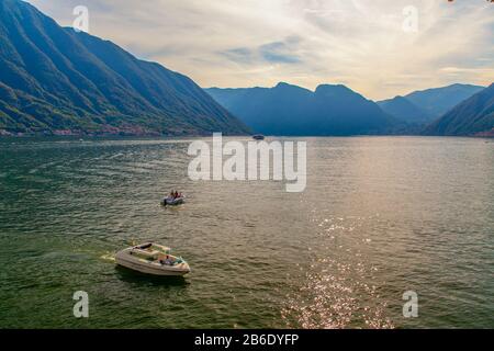 Boote auf dem Comer See in der Lombardei, Italien, bei Sonnenuntergang Stockfoto