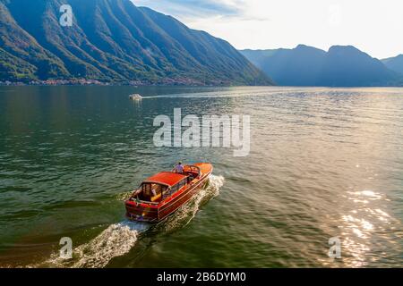 Lenno, Provinz Como, Italien - 14. September 2013 - ein klassisches und elegantes Boot auf dem Comer See bei Sonnenuntergang Stockfoto
