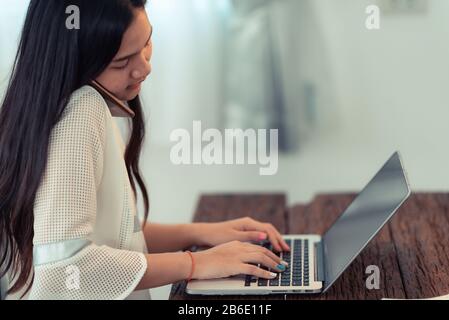 Geschäftsleute nutzen Smartphones, um Geschäftstransaktionen durchzuführen Stockfoto