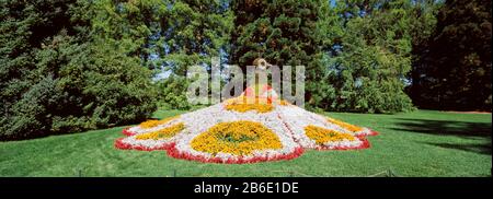 Skulptur aus Blumen in einem Garten, Insel Mainau, am Bodensee, Baden-Württemberg, Deutschland Stockfoto