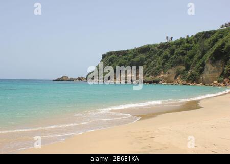 Ein sonniger Morgen an einem Strand auf der Westseite von Puerto Rico. Strand Punta Borinquén in Aguadilla, Puerto Rico. Stockfoto