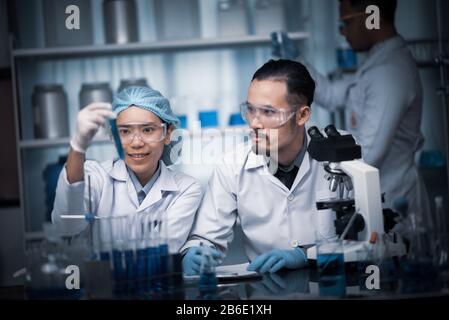 Team der Medizinischen Forschung Wissenschaftler gemeinsam arbeiten an einer neuen Generation von experimentellen Droge Behandlung. Labor sieht Besetzt, hell und modern. Stockfoto