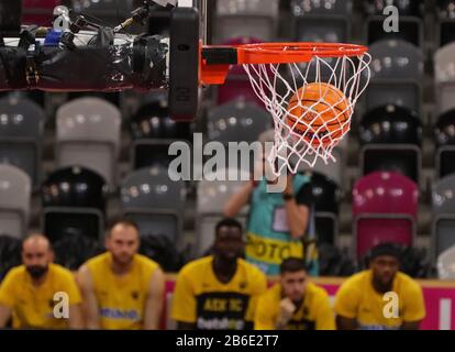 Bonn, Deutschland. März 2020. Telekom Dome, Basketball, FIBA Champions League, Telekom Baskets Bonn vs. AEK Athen FC: Ball im Korb. Credit: Jürgen Schwarz/Alamy Live News Stockfoto