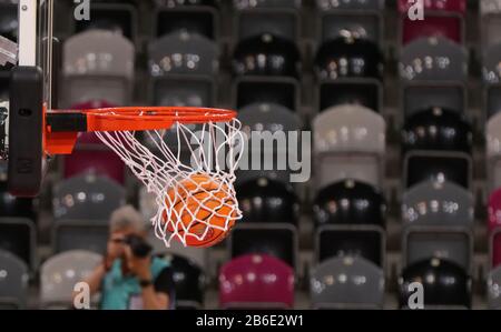 Bonn, Deutschland. März 2020. Telekom Dome, Basketball, FIBA Champions League, Telekom Baskets Bonn vs. AEK Athen FC: Ball im Korb. Credit: Jürgen Schwarz/Alamy Live News Stockfoto