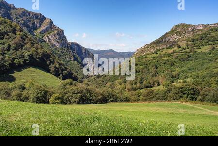 Landschaft der Frau in den Bergen von Asturien, Spanien Stockfoto