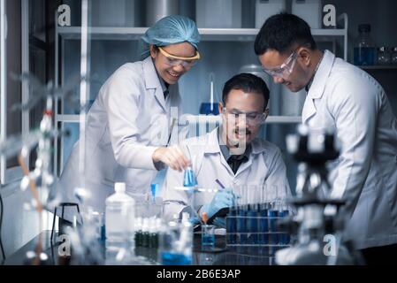 Team der Medizinischen Forschung Wissenschaftler gemeinsam arbeiten an einer neuen Generation von experimentellen Droge Behandlung. Labor sieht Besetzt, hell und modern. Stockfoto