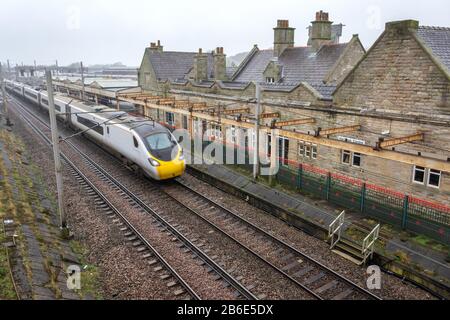 Bahnhof Carnforth, Bewegungsunschärfe des nonstop fahrenden Hochgeschwindigkeitszugs. Stockfoto