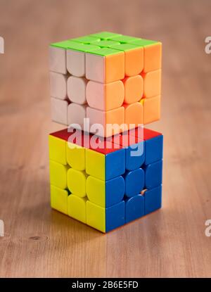 Mehrere Rubik-Würfel intelligente Spielzeuge gelöst, in einem Holztisch Stockfoto