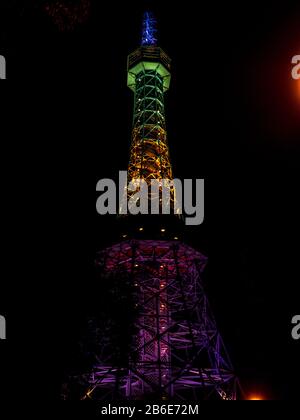 Petrin Lookout Tower zündete nachts, Prag, Tschechien Stockfoto