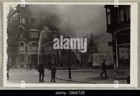 Löschen, nach der Bombardierung, der Infirmerstraat Rotterdam Ist Dieses Foto Teil eines Albums. Hersteller : Fotograf: J. Nolte ( zugeschrieben) Ort Herstellung: Rotterdam Datum: Ca. 14. Mai 1940 Material: Papiertechnik: Gelatine silberfarben Druckabmessungen: Foto: H 89 mm × W 140 mm Betreff: In Brand, ablazeverwüstet, ruinierter Ort oder Stadt ( Kriegsführung) Straßenbombardierung von Rotterdam Wo: Rotterdam Stockfoto