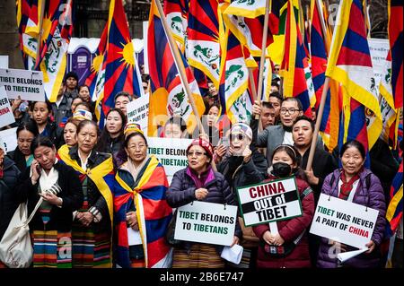 Die Tibeter gedenken des tibetischen Aufstands von 1959 gegen die Invasion des kommunistischen Chinas mit einer Kundgebung auf der Dag Hammarskjöld Plaza in New York City am 10. März 2020. Demonstranten würdigten den tibetischen Widerstand und drängten auf ein Ende der chinesischen Besetzung Tibets. (Foto von Gabriele Holtermann-Gorden/Sipa USA) Credit: SIPA USA/Alamy Live News Stockfoto