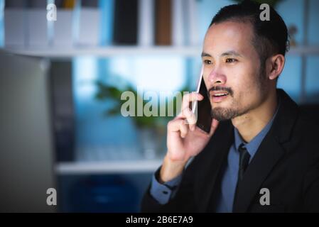 Geschäftsleute nutzen Smartphones, um Geschäftstransaktionen durchzuführen Stockfoto