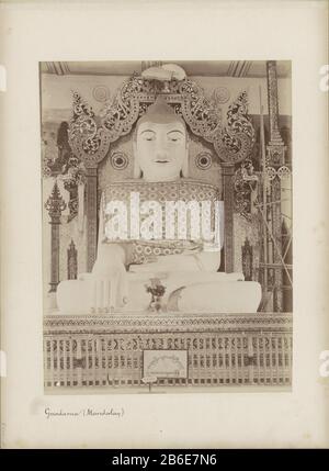 Buddha-Statue in einem Tempel in Mandalay Guadama (Mandalay) (Titelobjekt) Teil des Reisealbums mit Bildern von "Seen that: Conditions in Birma". Hersteller : Fotograf: Anonymer Ort Herstellung: Mandalay dating: CA. 1885 - ca. Physikalische Merkmale: Albumin Druckmaterial: Papierpapier Pappe Technik: Albumin Druckabmessungen: Foto: H 268 mm × W 200 mm Betreff: Denkmal, Statustempel, Schrein  Hinduismus, Buddhismus, Jainismus Stockfoto