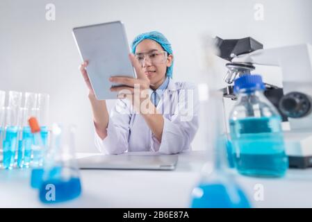 Ärzte verwenden Tabletten, um Behandlungsergebnisse zu analysieren und medizinische Wissenschaft zu studieren. Stockfoto