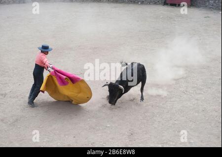 Bull Fighting, Ollantaytambo, Urubamba Valley, Machu Picchu, Cuzco, Provinz Cusco, Peru Stockfoto