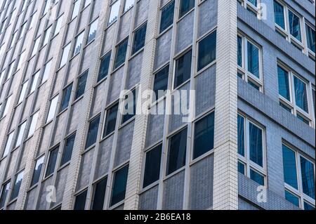 Panoramaaussicht und Perspektive Weitwinkelansicht zu stahlblauem Hintergrund von hoch aufragenden Gebäudehochhäusern aus Glas in der modernen futuristischen Innenstadt Stockfoto