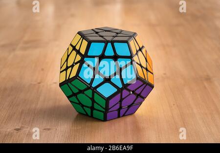 Rubik Zwölfseiten Würfel in einem Holztisch gelöst Stockfoto